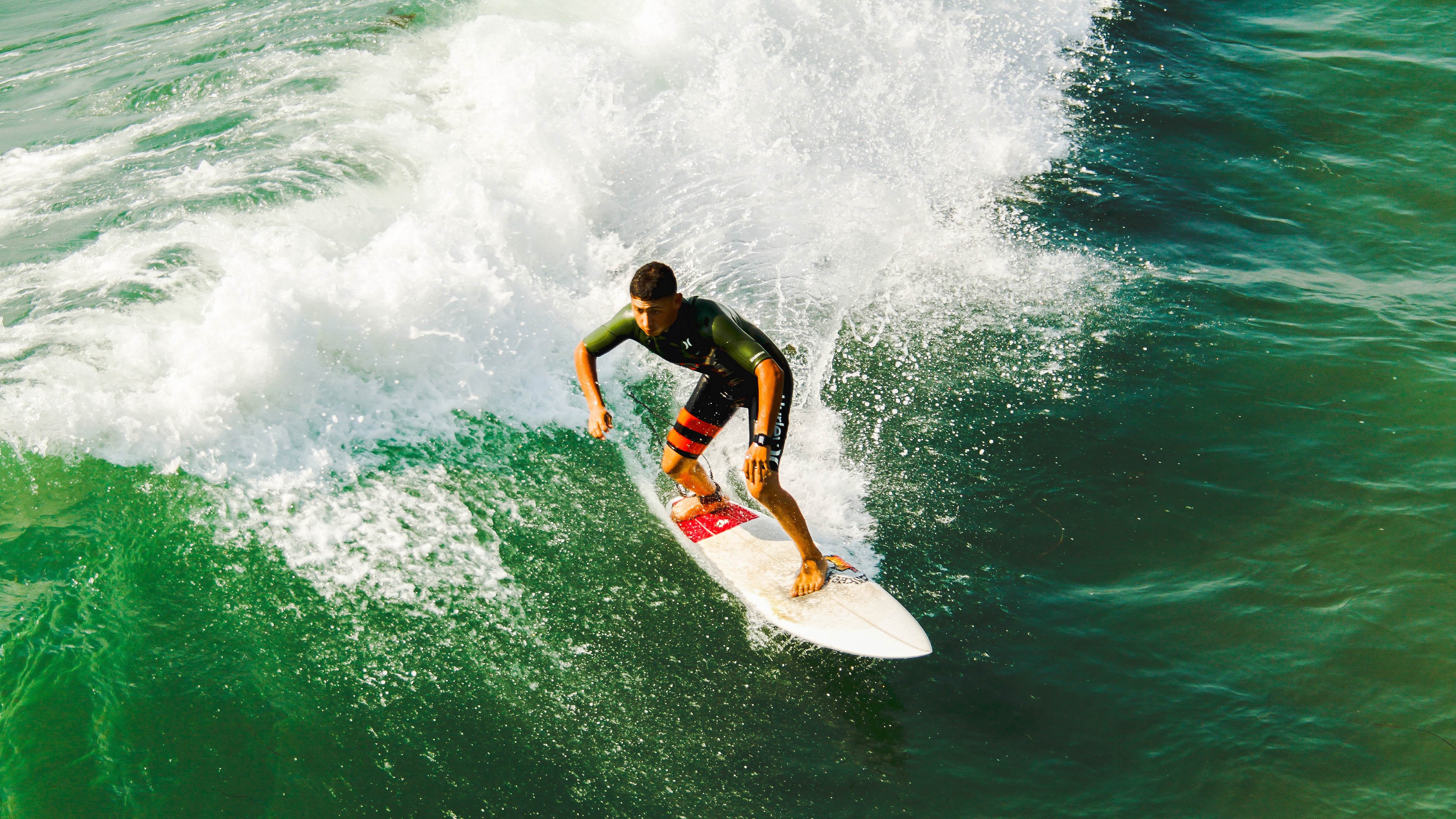 蒂亚戈的左脚，当土耳其的钢铁洪流碾过智利的诗歌